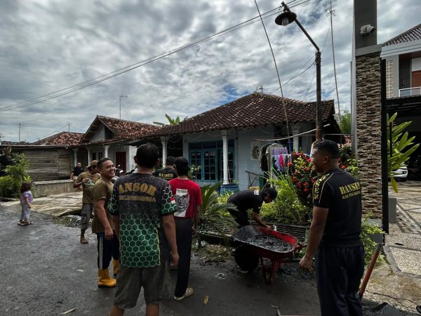 Jum’at Pahing Bersih, Ansor–Banser Warulor Ajak Warga Rawat Lingkungan di Musim Hujan