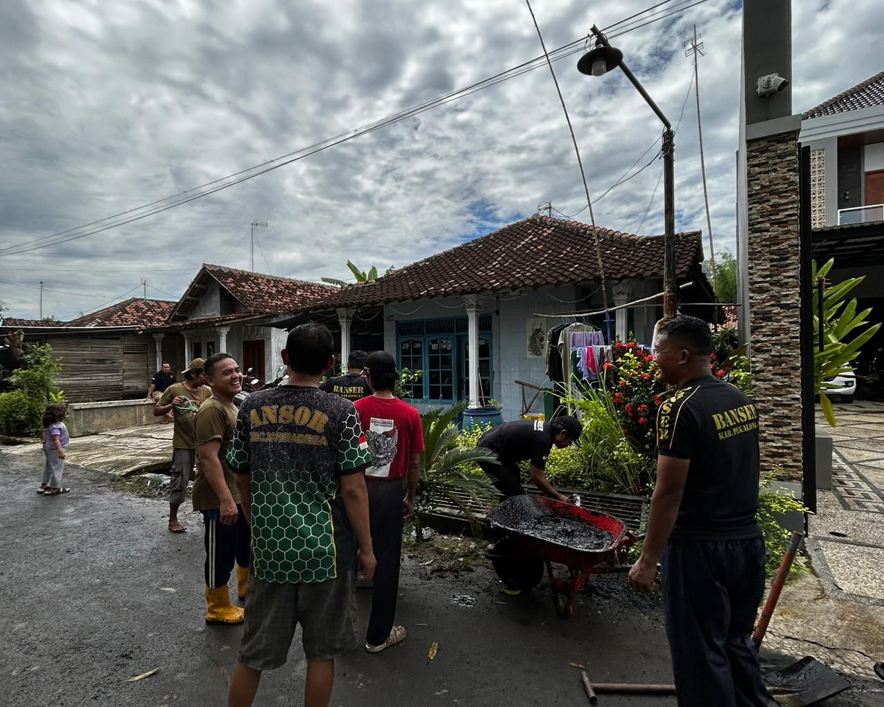 Jum’at Pahing Bersih, Ansor–Banser Warulor Ajak Warga Rawat Lingkungan di Musim Hujan