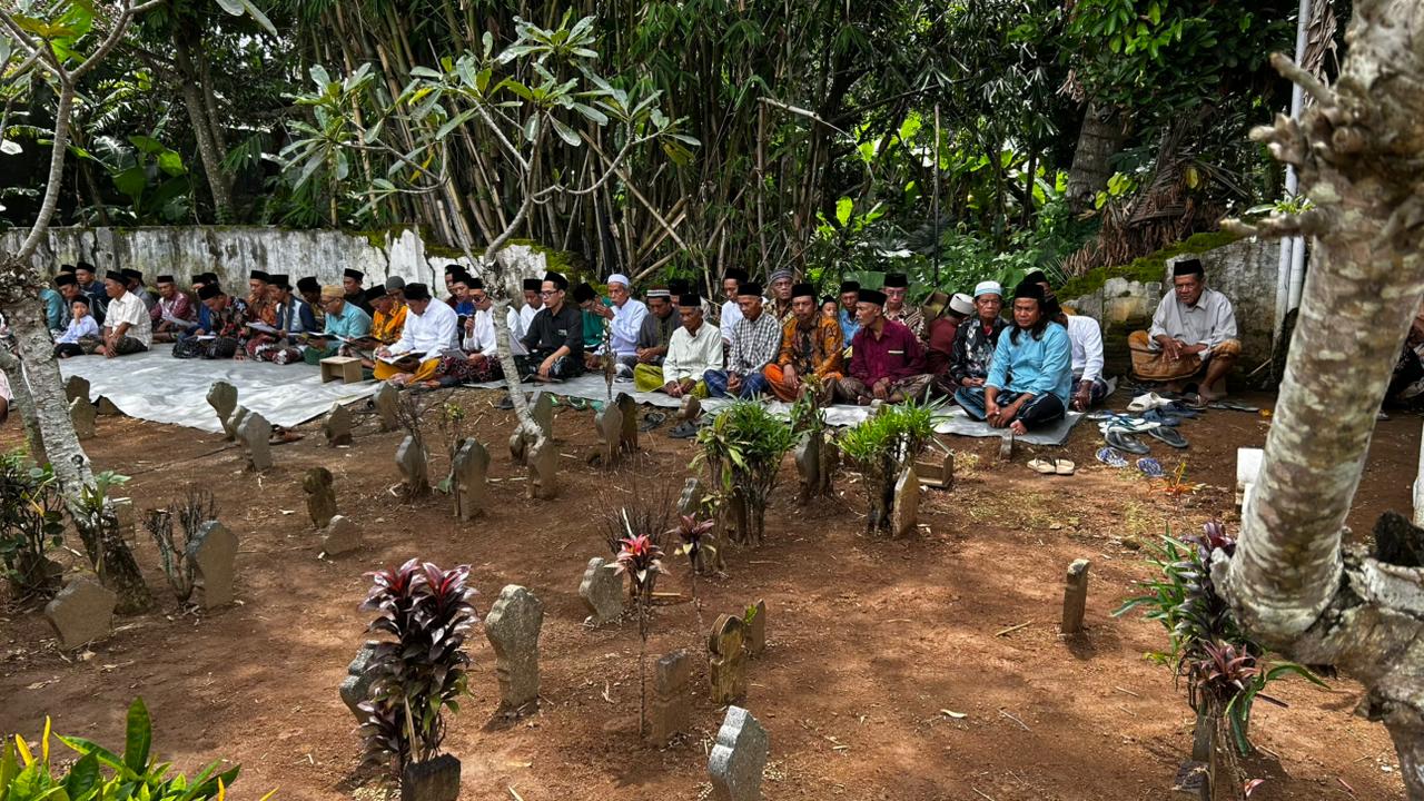 Nyadran Desa Warulor di Makam Depan Masjid Nururrahman
